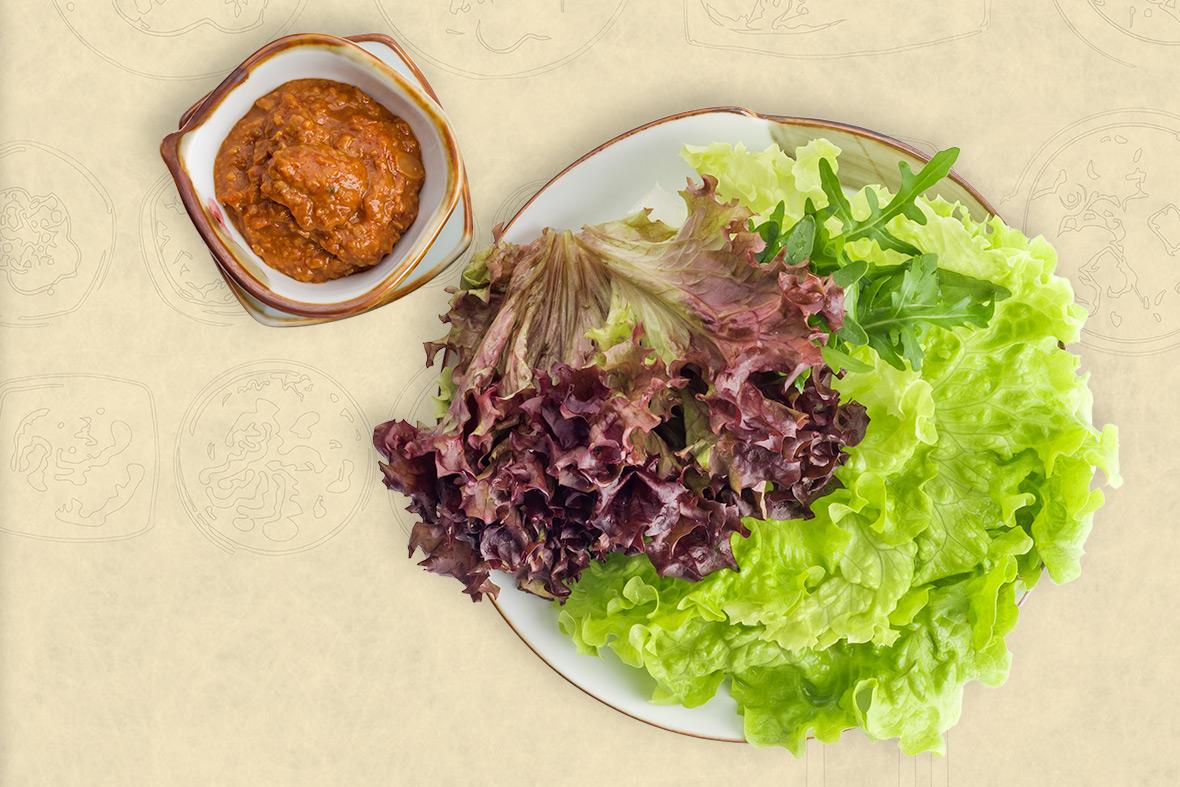 Salatblätter als Ergänzung des Tischgrills