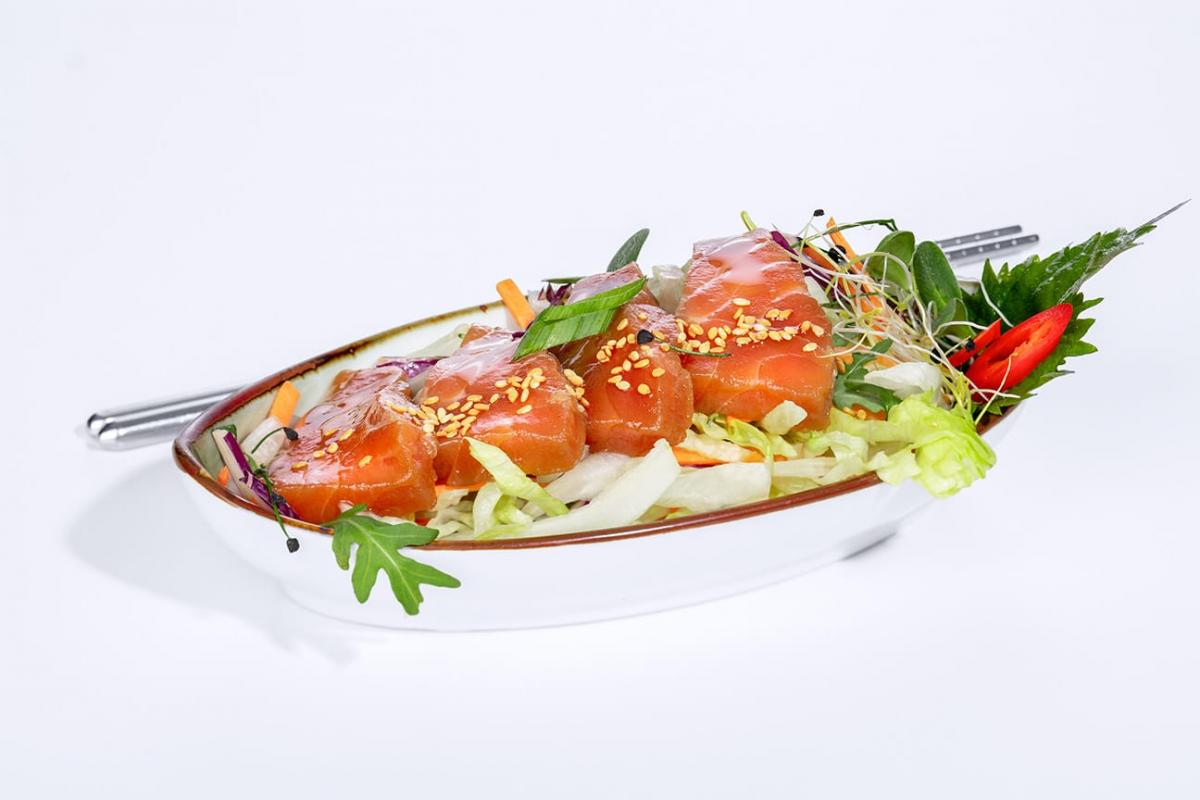 Lachs auf Wasabisalat