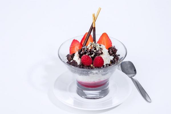 Geschabtes Eis mit Himbeergeschmack