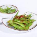 Edamame in Chili-Öl und Knoblauch geschwenkt